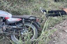 Muere hombre tras sufrir accidente en su moto