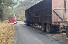 Camión tira caña sobre la carretera Valles-Tampico y unidades pesadas quedan varadas
