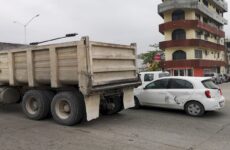 Colisionan camión materialista y vehículo compacto frente a la CFE en Valles 