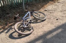 Menor en bicicleta choca contra una motoneta; resulta lesionada 