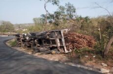 Vuelca camión cañero en la Valles-Tamazunchale; no se reportan heridos 