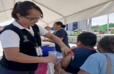 Vacunan a niños  contra sarampión