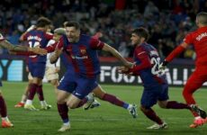 Lewandowski rescata al Barça de un combativo Valencia