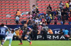 Violencia entre aficionados en estadio Jalisco