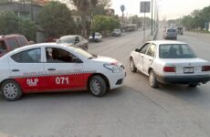 Taxista choca contra un vehículo en el bulevar