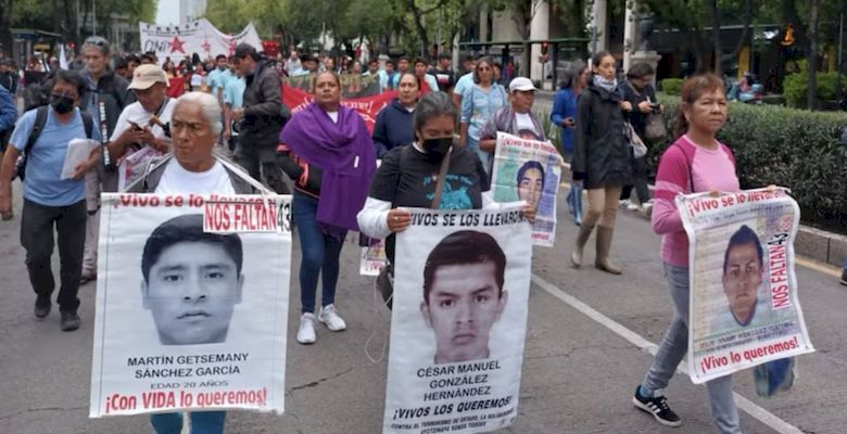 Padres de los 43 normalistas de Ayotzinapa marchan en CDMX – Huasteca Hoy