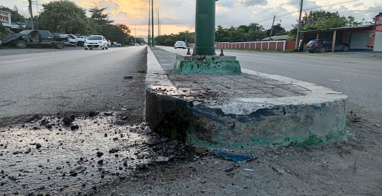 Conductor abandona su vehículo tras chocar contra el camellón, en ...