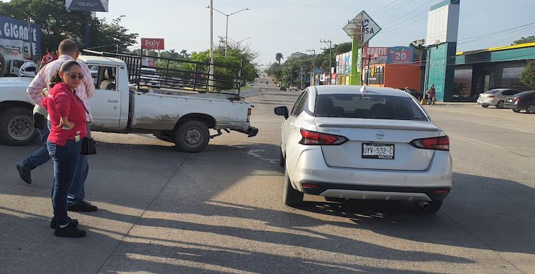 Sólo daños deja un choque entre un vehículo y una vetusta camioneta ...