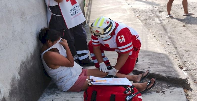 Paramédicos De La Cruz Roja Auxilian En Distintos Casos A Un Niño Y Una