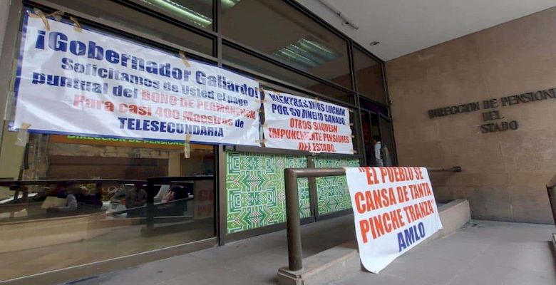 Docentes de Telesecundaria protestan en la SEGE y Pensiones – Huasteca Hoy