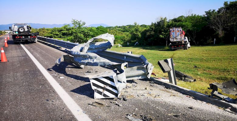 Conductor se queda dormido al volante y choca contra muro de contención ...
